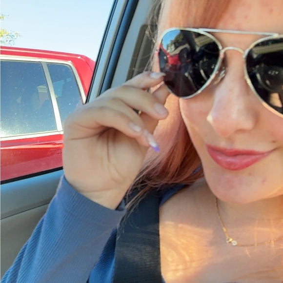 Meet your Posher, Sienna - Picture 2 of 2